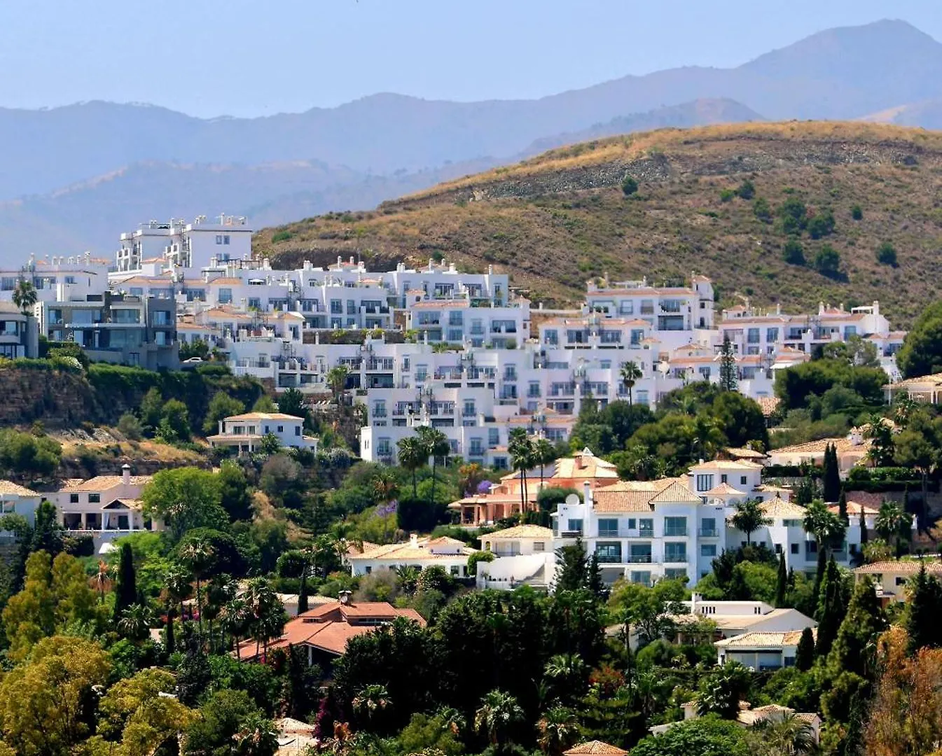 Modern Three Bedroom Apart- 6 Pools- Gym -Sun 482 Estepona Apartment